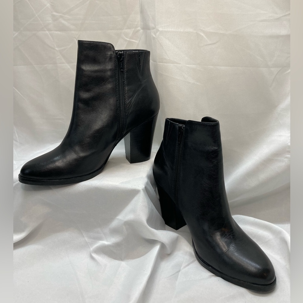 NEW le chateau Leather Zip Up Block Heel Ankle Boots Size 8 (39) Black.